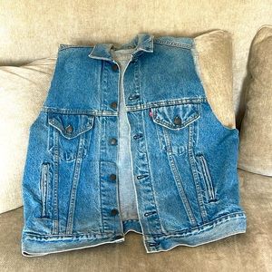 Levi denim jacket w sleeves cut out